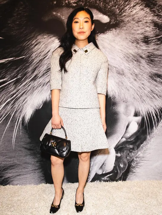 Bintang The Crazy Rich Asians, Awkwafina mengenakan koleksi Musim Semi/Musim Panas 2024, berupa atasan dan rok tweed dan tas Kira diamond quilt top-handle bag.