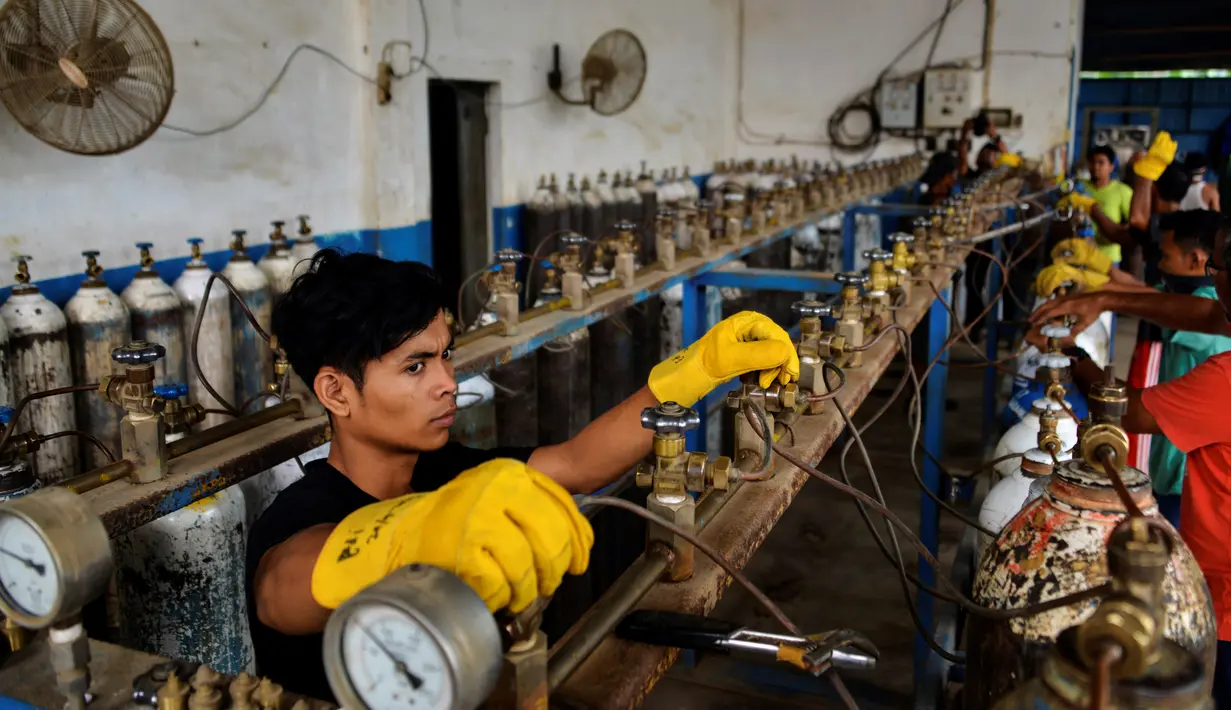 Permintaan tabung oksigen umengalami peningkatan sehubungan menebalnya kabut asap yang terjadi di sejumlah daerah di Provinsi Aceh. (CHAIDEER MAHYUDDIN / AFP)