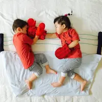 Pulas banget, anak kembar ini dijadikan 'bulan-bulanan' oleh orangtuanya. (Via: instagram.com/ayumiichi)