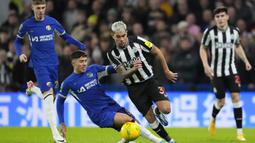Gelandang Chelsea, Enzo Fernandez (kiri) berebut bola dengan gelandang Newcastle United, Bruno Guimaraes pada laga perempatfinal Carabao Cup 2023/2024 di Stamford Bridge, London, Rabu (20/12/2023) dini hari WIB. (AP Photo/Kirsty Wigglesworth)