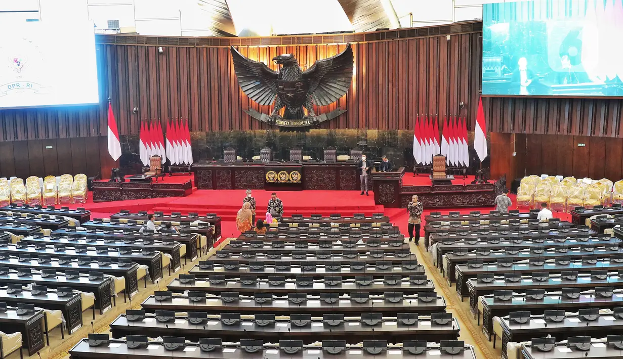 Suasana saat petugas mempersiapkan Gedung Nusantara jelang sidang tahunan MPR, sidang bersama DPR-DPD, dan sidang paripurna DPR di Kompleks Parlemen, Jakarta, Kamis (11/8/2022). Presiden Joko Widodo atau Jokowi direncanakan akan hadir dan menyampaikan pidato dalam ketiga sidang tersebut. (Liputan6.com/Angga Yuniar)