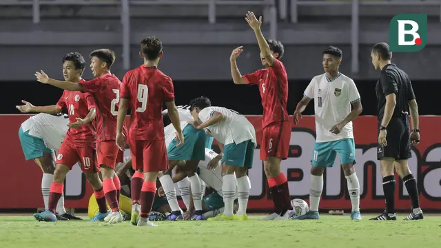 Foto: Momen Tegang dan Mencekam saat Kiper Timnas Indonesia U-20 Cahya Supriadi Alami Cedera dan Ditandu Menuju Ambulans