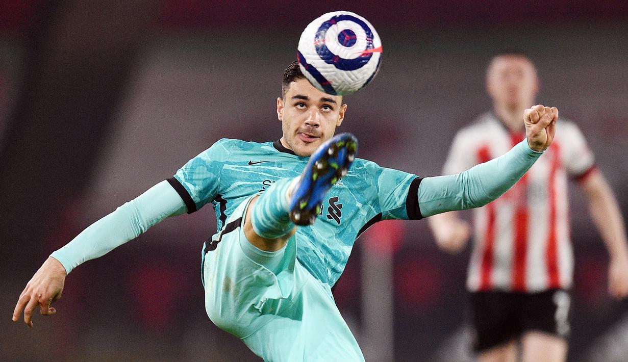 Pemain Liverpool, Ozan Kabak, menendang bola saat melawan Sheffield United pada laga Liga Inggris di Stadion Bramall Lane (28/2/2021). Liverpool meminjam Ozan Kabak dari Schalke 04 pada Januari 2021 untuk mengatasi krisis lini pertahanan The Reds setelah pemain belakangnya banyak yang cedera. Namun selama berseragam Liverpool, Kabak hanya tampil pada 13 laga di semua kompetisi dan akhirnya tidak dipertahankan The Reds. (AFP/Oli Scarff)