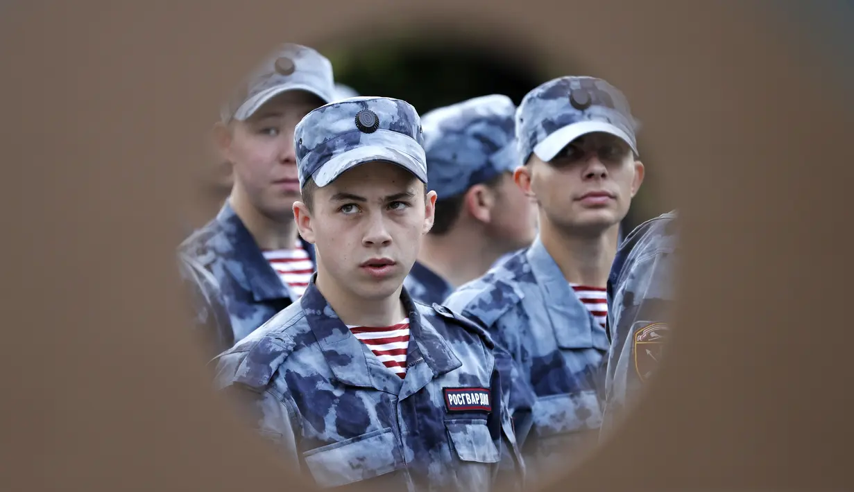 Tentara Rusia berjaga pada areal stadion saat pembukaan Piala Dunia 2018 di Luzhniki stadium, Moskow, Rusia, (14/6/2018). Rusia dan Arab Saudi tampil pada laga pembuka. (AP/Rebecca Blackwell)