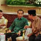(Ki-ka) Wapres Jusuf Kalla berbincang dengan Presiden Jokowi dan Ketua BPK Harry Azhar Azis di Istana Negara, Jakarta, Senin (6/6/2016). Jokowi menerima Laporan Hasil Pemeriksaan atas LKPP Tahun 2015 dari BPK. (Liputan6.com/Faizal Fanani)