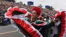 Penari asal Meksiko saat tampil pada parade mawar ke 128 di Pasadena, California, AS (2/1). Parade ini menghadirkan kendaraan berhias bunga, marching band, serta unit pasukan berkuda yang diikuti para atlet football. (AP Photo/Michael Owen Baker)
