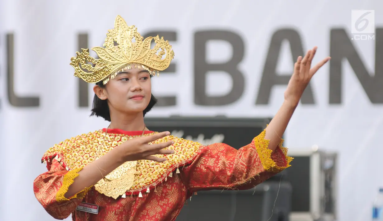 Anggota Paskibraka Nasional 2017 menari tarian daerah masing-masing saat apel kebangsaan di PPPON Cibubur, Jakarta Timur, Rabu (23/8). Sebanyak 3000 purna paskibraka dari seluruh Indonesia hadir dalam acara tersebut. (Liputan6.com/Yoppy Renato)
