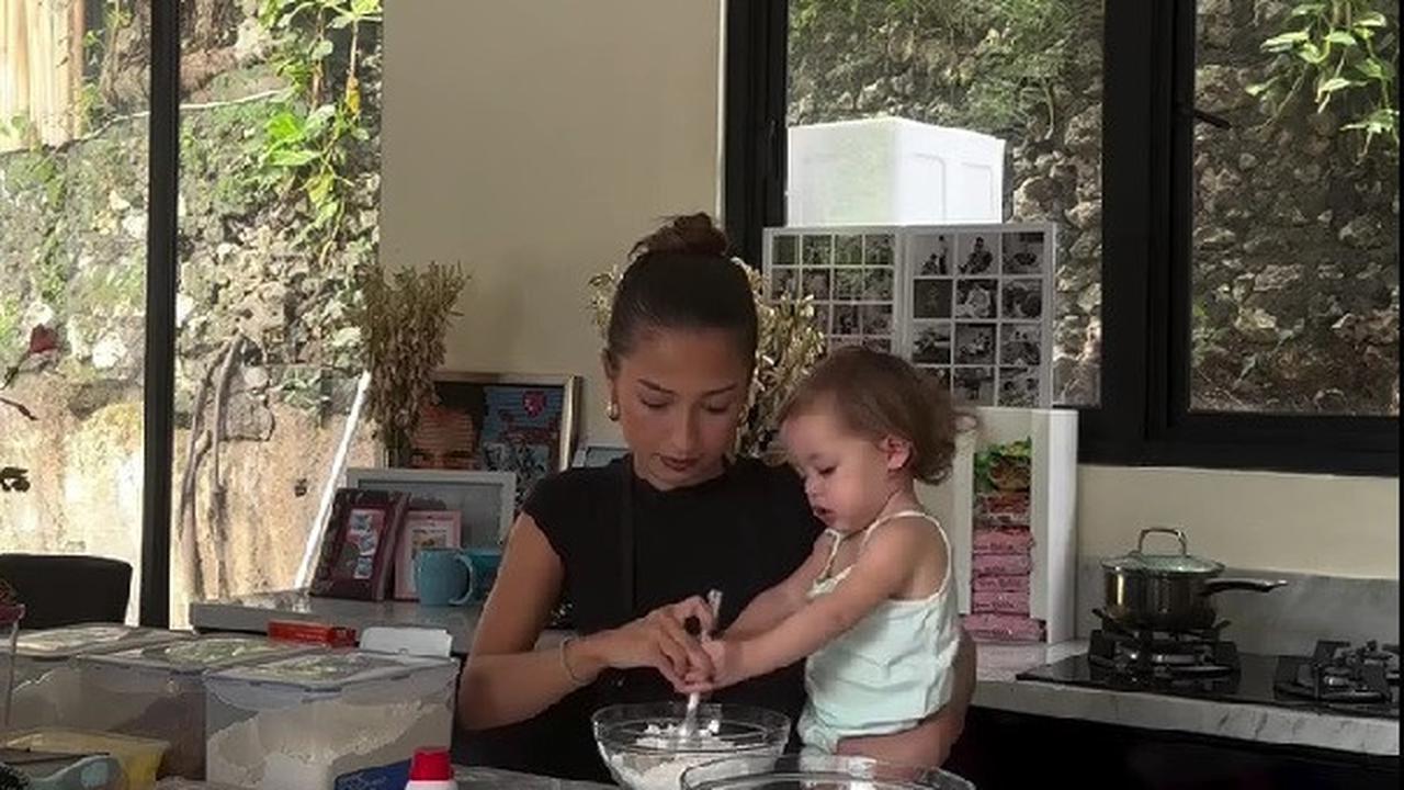 Momen Seru Jennifer Coppen Bikin Kue Bareng Kamari, Jadi Love Language Favorit
