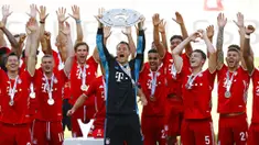Kapten Bayern Munchen, Manuel Neuer, mengangkat trofi juara Bundesliga usai melawan Wolfsburg di Volkswagen Arena, Sabtu (27/6/2020). Kemenangan itu membuat Bayern kokoh di puncak klasemen sekaligus mengunci gelar juara Bundesliga. (AP/Kai Pfaffenbach)