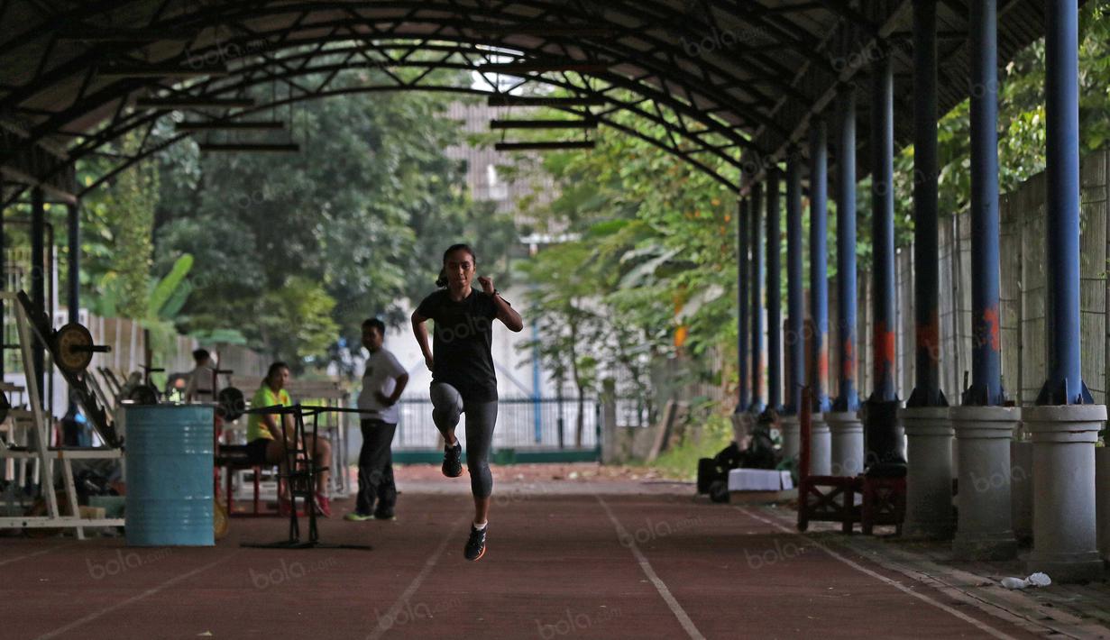 Triyaningsih saat berlatih di Stadion Madya, Senayan, Jakarta, Senin (25/4/2016). (Bola.com/Nicklas Hanoatubun)