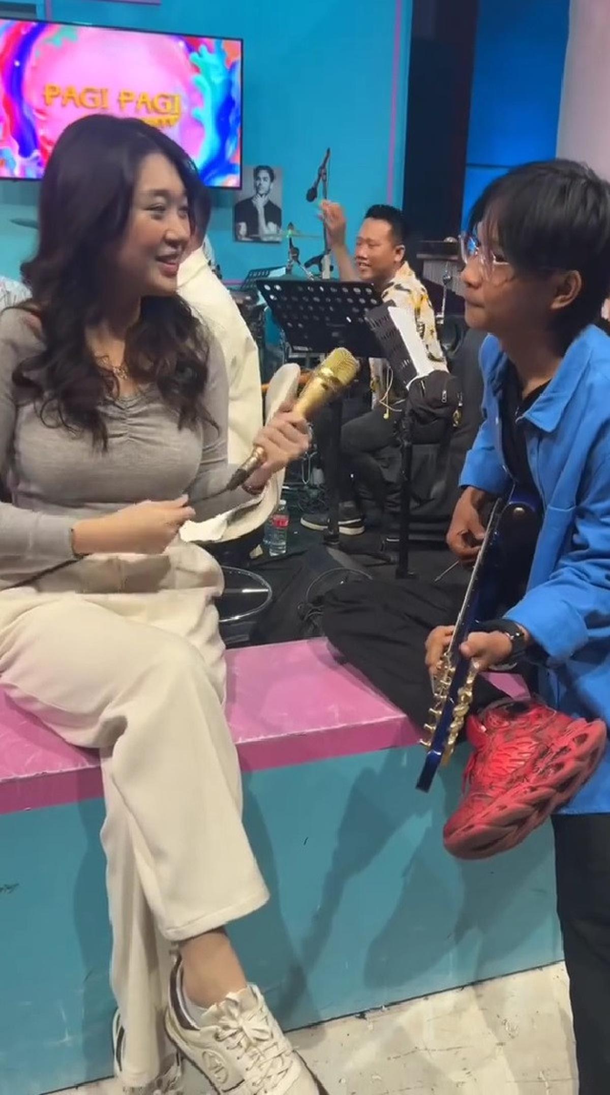Skill Gitar Fajar Sadboy Bikin Livy Renata Terpesona dan Buat Netizen Kagum
