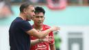 <p>Pelatih Persija Jakarta, Thomas Jens Uwe Doll memberikan instruksi kepada Witan Sulaiman saat pertandingan lanjutan pekan ke-25 BRI Liga 1 2022/2023 melawan Bhayangkara FC yang berlangsung di Stadion Wibawa Mukti, Cikarang, Jawa Barat, Kamis (16/2/2023). (Bola.com/Ikhwan Yanuar)</p>