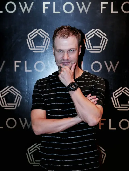 Dash Berlin memiliki nama asli Jeffrey Sutorius. Ia baru saja menjalani tur ke Hongkong dan mampir ke Indonesia untuk bertemu dengan beberapa temannya, termasuk Syahrini. Selain itu juga kuliner Indonesia yang beraneka ragam. (Adrian Putra/Bintang.com)
