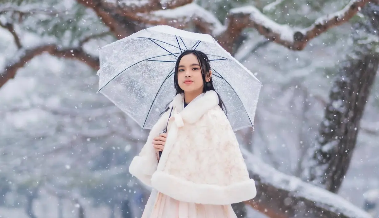 Dalam pemotretannya ini berbeda dengan pemotretan banyak selebriti Indonesia yang pernah ke Korea Selatan. Kalau biasanya jalani pemotretan dengan hanbok pada cuaca yang cerah. Namun Lyodra jalani pemotretan dengan tema hujan salju. (Liputan6.com/IG/@lyodraofficial)