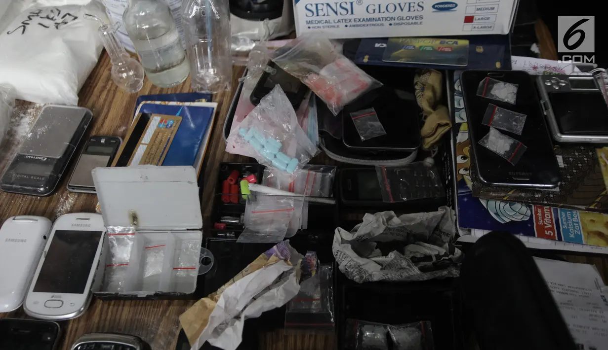Sejumlah barang bukti yang berhasil diamankan petugas saat penggerebekan di Kampung Ambon, Cengkareng, Jakarta, Rabu (24/1). Penggeledahan yang berlangsung sekitar 2 jam ini dilakukan oleh 150 personel gabungan. (Liputan6.com/Arya Manggala)