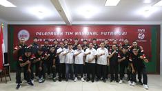 Ketua umum PBVSI, Imam Sudjarwo (tengah) berfoto bersama dengan pengurus PBVSI dan Timnas Voli Putra Indonesia U-21 saat acara pelepasan di Padepokan Voli Jenderal Polisi Kunarto, Sentul, Bogor, Senin (18/8/2025). Tim Merah Putih akan mengikuti Kejuaraan Dunia U-21 di China. (Bola.com/M Iqbal Ichsan)
