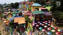 Suasana kampung warna-warni dari atas jembatan di Kelurahan Kesatrian, Kota Malang, Minggu (5/11). Ratusan rumah yang berdiri di bantaran Sungai Brantas di cat gambar warna-warni. (Liputan6.com/Fery Pradolo)