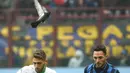 Seekor burung melintas saat laga Serie A antara Inter Milan melawan Sassuolo di Stadion Giuseppe Meazza, Minggu (10/1/2016). Sassuolo berhasil menang 1-0. (EPA/Daniel Dal Zennaro)