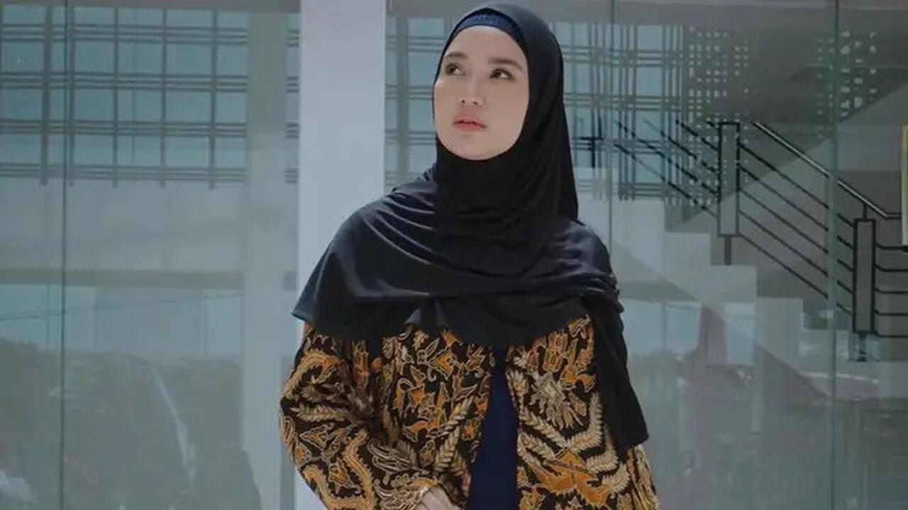 Cantik dan Elegan, 7 Model Baju Batik Hijab Kekinian Chaca Frederica, Inspirasi Gaya Modis Wanita 35 Tahun
