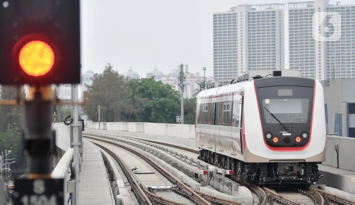 Rangkaian kereta LRT melintas di Stasiun Velodrome, Rawamangun, Jakarta, Rabu (27/11/2019). Moda transportasi massal Light Rail Transit atau LRT Jakarta akan beroperasi komersial per 1 Desember 2019 dengan tarif yang ditetapkan sebesar Rp5.000 untuk sekali perjalanan. (merdeka.com/Iqbal Nugroho)