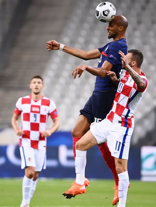 Gelandang timnas Prancis, Steven Nzonzi (tengah) berebut bola gelandang timnas Kroasia, Marcelo Brozovic dalam laga lanjutan UEFA Nations League Liga 1 Grup C di Saint-Denis, Rabu (9/9/2020) dini hari WIB. Sempat tertinggal duluan, Prancis menang 4-2 atas Kroasia. (FRANCK FIFE/AFP)