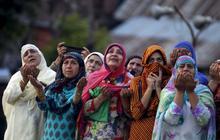 Histeris doa muslim Kashmir di masjid penyimpan rambut Rasulullah