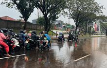 Momen Orang Tajir BSD 'Terisolasi' Gara-Gara Banjir