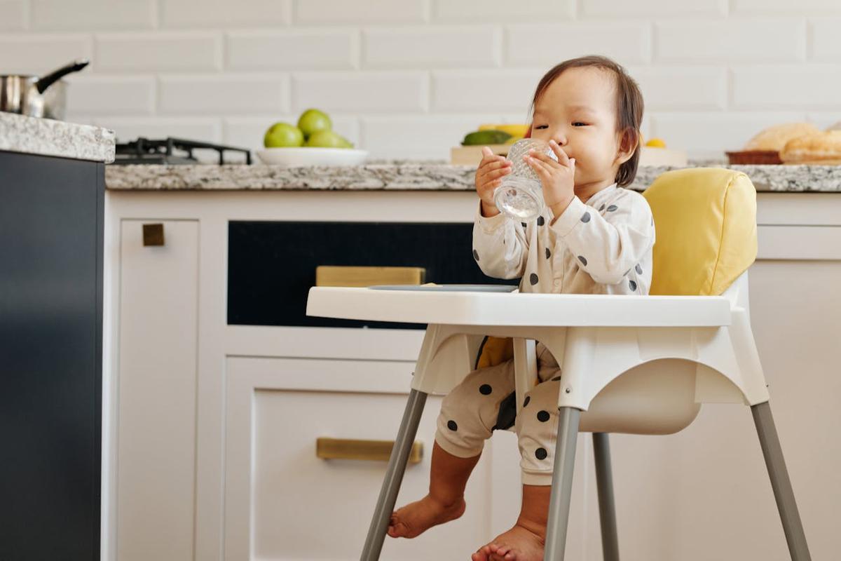 Ilustrasi Bayi Minum Air