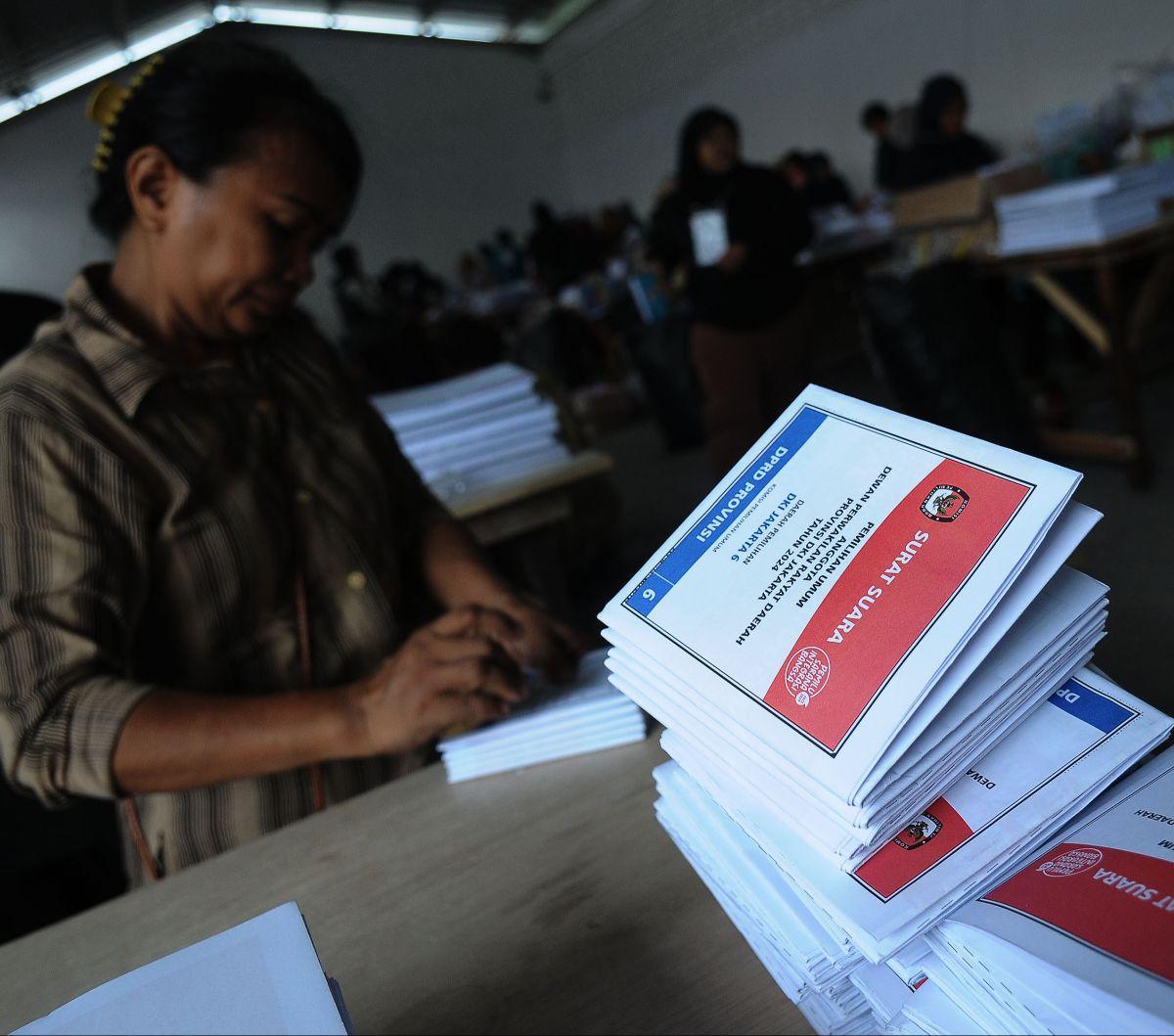 Komisi Pemilihan Umum (KPU) Jakarta Timur daerah pemilihan DKI Jakarta 6 telah memulai pelipatan surat suara DPRD Provinsi DKI untuk Pemilu 2024 pada Selasa (2/1/2024). Pelipatan dan penyortiran surat suara ini dilakukan di kawasan industri Pulogadung, Ja
