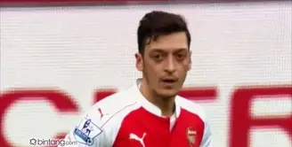Mesut Ozil Ucap Bismillah Sebelum Eksekusi Free Kick, London pun Gempar