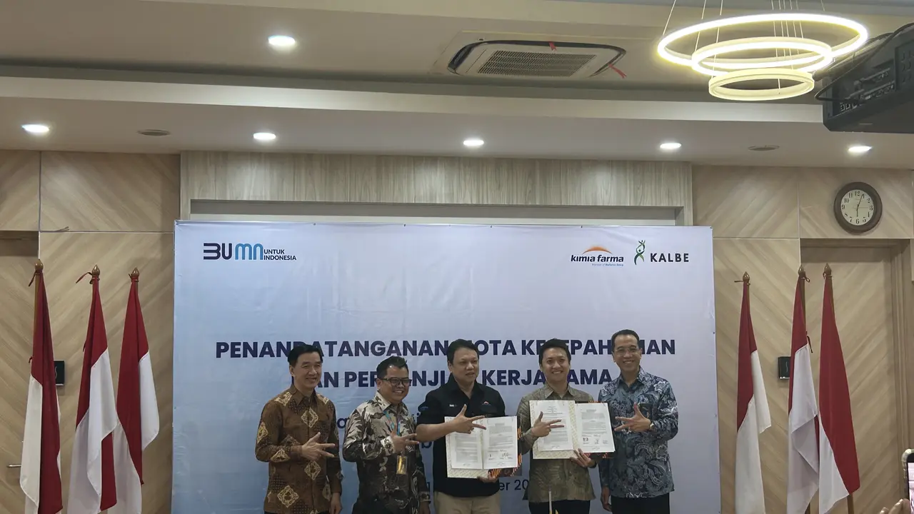Penandatanganan nota kesepahaman dan perjanjian kerja sama Kimia Farma (KAEF) dan Kalbe Farma (KLBF), Jumat (1/9/2023). (Foto: Liputan6.com/Elga N)