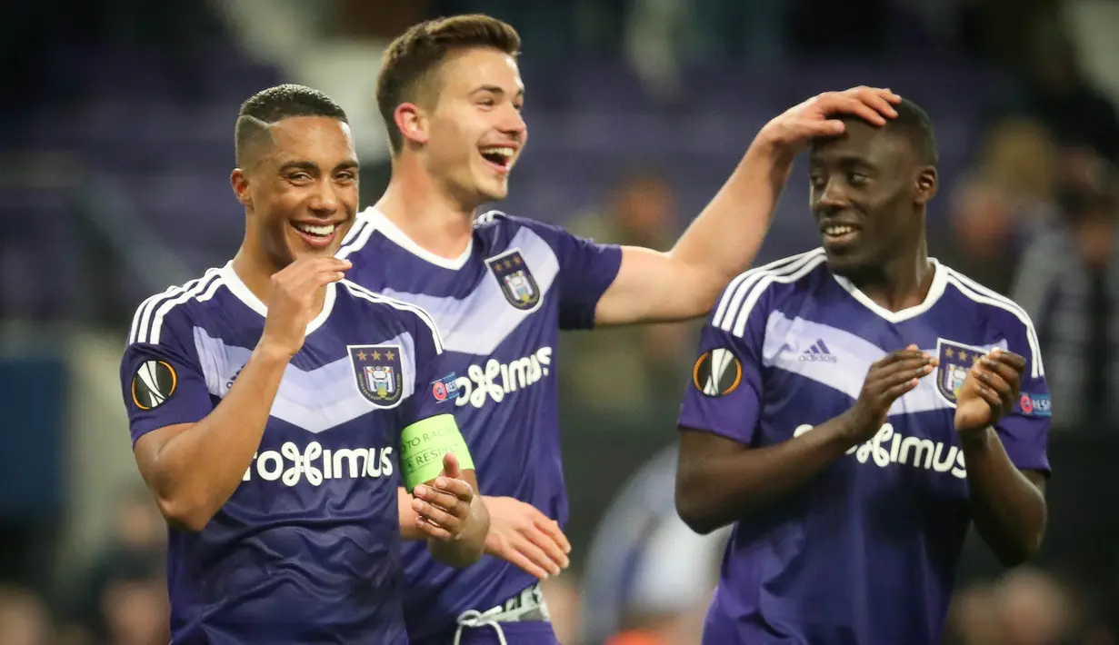 Para pemain Anderlecht merayakan gol yang dicetak Leander Dendoncker ke gawang Manchester United pada laga Liga Europa di Stadion Constant Vanden Stock, Belgia, Kamis (13/4/2017). Kedua klub bermain imbang 1-1. (AFP/Virginie Lefour)  