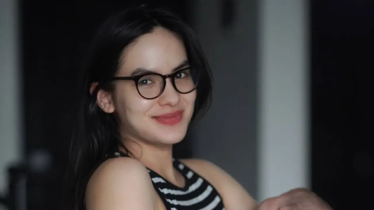 Potret Steffi Zamora Nikmati Peran sebagai Ibu, Tampil Kasual dan Percaya Diri dengan Bare Face