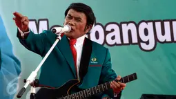 Ketum Partai Idaman Rhoma Irama menyanyikan lagu ciptaannya sambil bermain gitar saat deklarasi nasional partai Idaman di Tugu Proklamasi Jakarta, Rabu (14/10). Deklarasi tersebut dihadiri sejumlah tokoh partai politik. (Liputan6.com/Yoppy Renato)