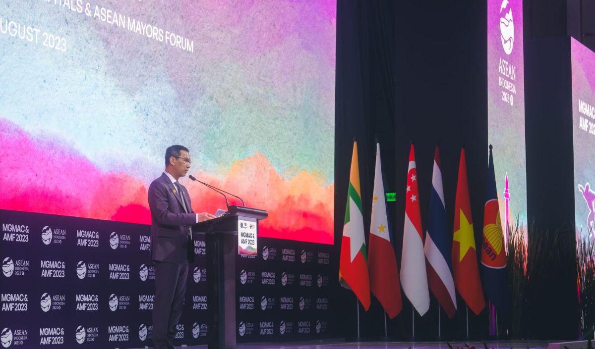 Selain itu, Heru meminta agar pemerintah pusat selalu pemegang kekuasaan ASEAN pada tahun ini dapat turut andil dan menampung aspirasi para delegasi dari belahan negara ASEAN.