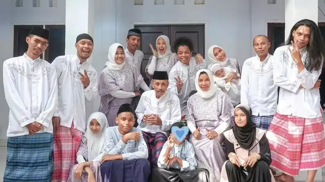 Indah Permatasari bersama keluarga Arie Kriting (Instagram/arie_kriting)