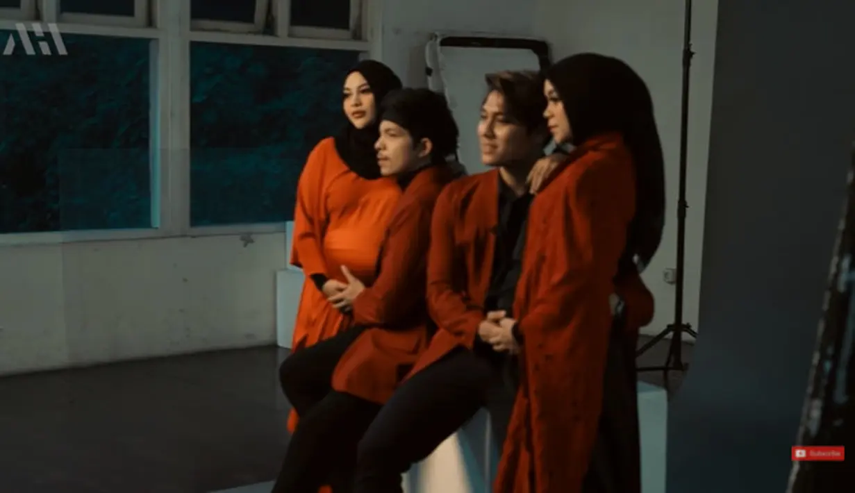 Di sisi lain, Aurel Hermansyah dan Lesty Kejora juga   tampil kompak bersama suami masing-masing. Pada potret pertama, kedua pasangan ini kompak dengan nuansa hitam dan oranye. (YouTube/AH)