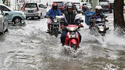 Kendaraan melewati banjir yang merendam Jalan Panjang, Jakarta Barat, Jumat (26/2). Hujan yang mengguyur wilayah Jakarta membuat sejumlah titik terendam banjir hingga ketinggian sekitar 20 cm hingga 1 meter. (Liputan6.com/ Immanuel Antonius)