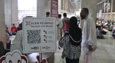 Sebuah papan pembayaran Infaq non tunai berada di counter Masjid Istiqlal, Sabtu (11/5/2019). Bank DKI terus mendorong penerapan transaksi non tunai menggunakan Scan to Infaq dari JakOne Mobile Bank DKI dengan menggandeng sejumlah masjid di Jakarta untuk menjadi mitra JakQR. (Liputan6.com/HO/Budi)