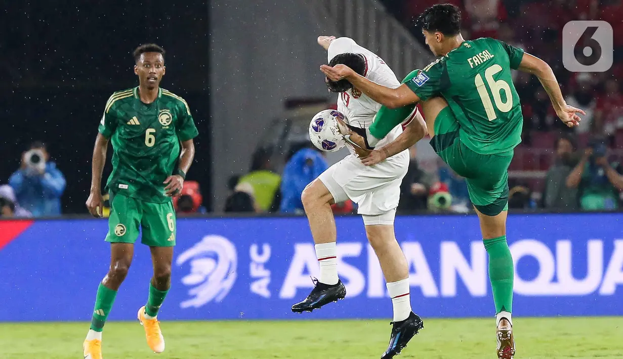 Jelang akhir babak pertama, timnas Indonesia terus menggempur barisan pertahanan Arab Saudi. (Liputan6.com/Herman Zakharia)
