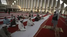 Umat Muslim mendengarkan Imam (kanan) di Masjid Agung Faisal di awal Itikaf, di sebuah masjid untuk pria selama bulan suci Ramadhan di Islamabad (3/5/2021). Umat Muslim melakukan Itikaf 10 hari terakhir bulan Ramadhan, dalam rangka meraih malam kemuliaan atau Lailatul Qadar. (AFP/Aamir Qureshi)