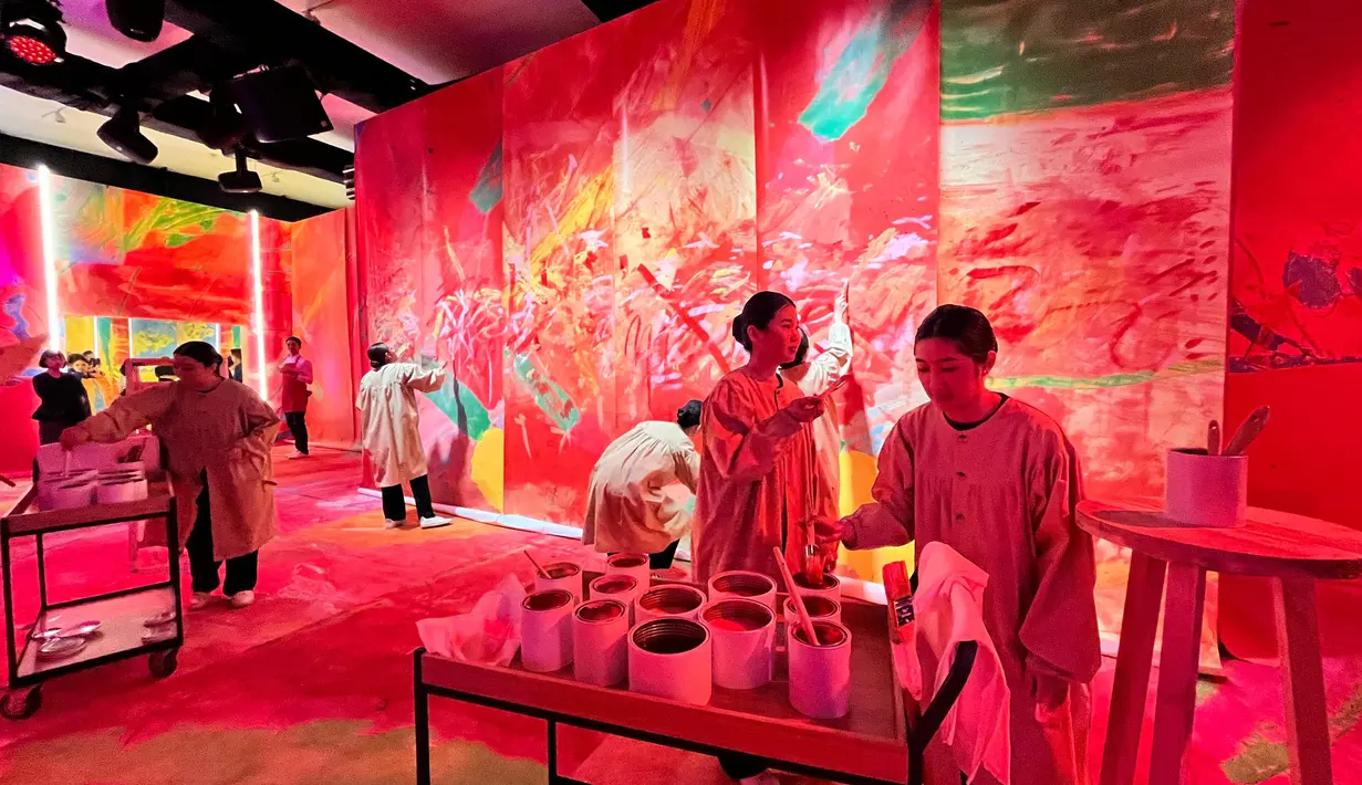 Seluruh ruangan tampak menakjubkan dan memukau.  Terbagi menjadi beberapa area yang dihiasi dengan gulungan kertas. Kertas-kertas adalah hasil lukisan Geoffroy Pithon. Para pengunjung juga dapat berpartisipasi melukis di beberapa bagian dan ikut berimajinasi dengan seru.  [ Foto : Fimela.com ]