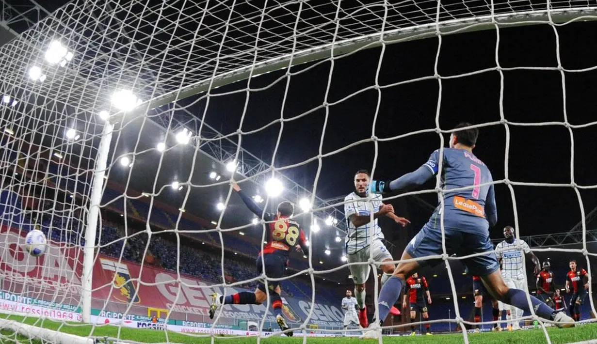 Bek Inter Milan, Danilo D'ambrosio, mencetak gol ke gawang Genoa pada laga Liga Italia di Stadion Luigi Ferraris, Minggu (25/10/2020). Inter Milan menang dengan skor 2-0. (Tano Pecoraro/LaPresse via AP)