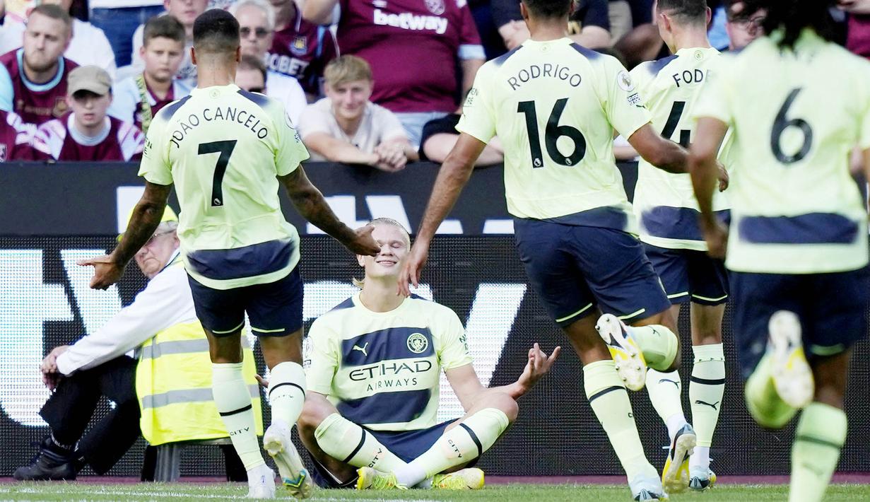 Erling Haaland membayar tunai kepercayaan pelatih Manchester City Pep Guardiola saat menjadi starter di laga perdana Premier League melawan West Ham United. (AP/Frank Augstein)