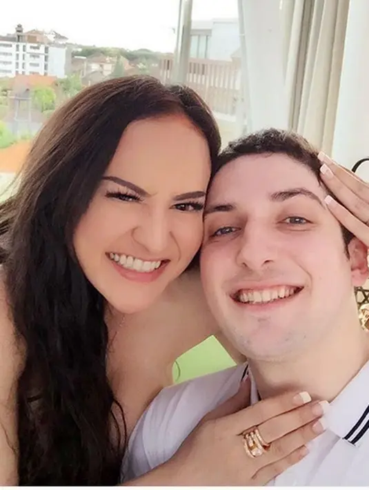 Pesinetron dan pemain film Cynthiara Alona, baru saja mengunggah foto mesra bersama lelaki bule.  (Instagram/@alonaqueen)