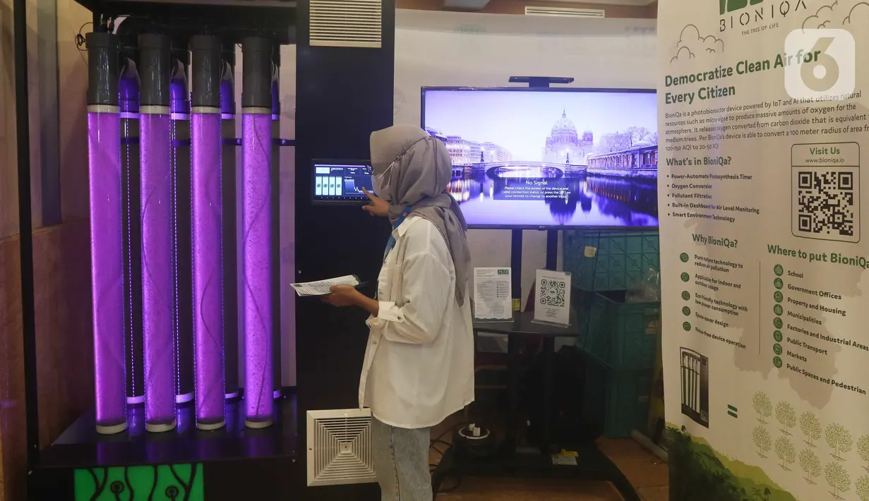 <p>Petugas menunjukkan BioniQa Tree, pohon buatan berbasis bioteknologi yang mampu mereduksi karbon di udara dan mengubahnya menjadi oksigen saat pameran Jakarta Innovation Days 2022 di Gedung Balai Kota DKI Jakarta, Selasa (27/9/2022). Pemerintah Provinsi DKI Jakarta menggelar pameran dan seminar inovasi Jakarta yang berlangsung 27-28 September 2022. (Liputan6.com/Herman Zakharia)</p>
