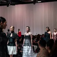 Sebastian Gunawan hadirkan koleksi busana ready to wear yang merayakan kebebasan dan keberanian sosok perempuan (Sebastian Gunawan)
