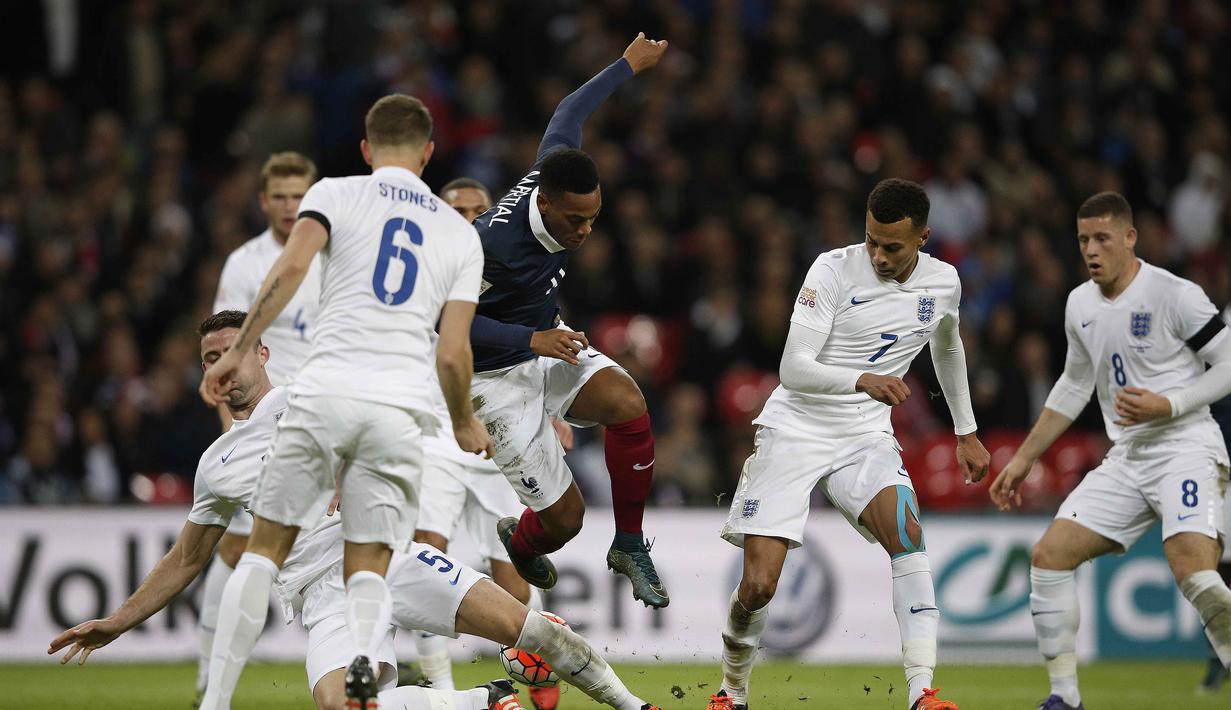 Pemain Prancis Anthony Martial (tengah) dihadang para pemain Inggris pada laga Persahabatan di Stadion Wembley, London, Rabu(18/11/2015) dini hari WIB. (AFP Photo/Adrian Dennis)