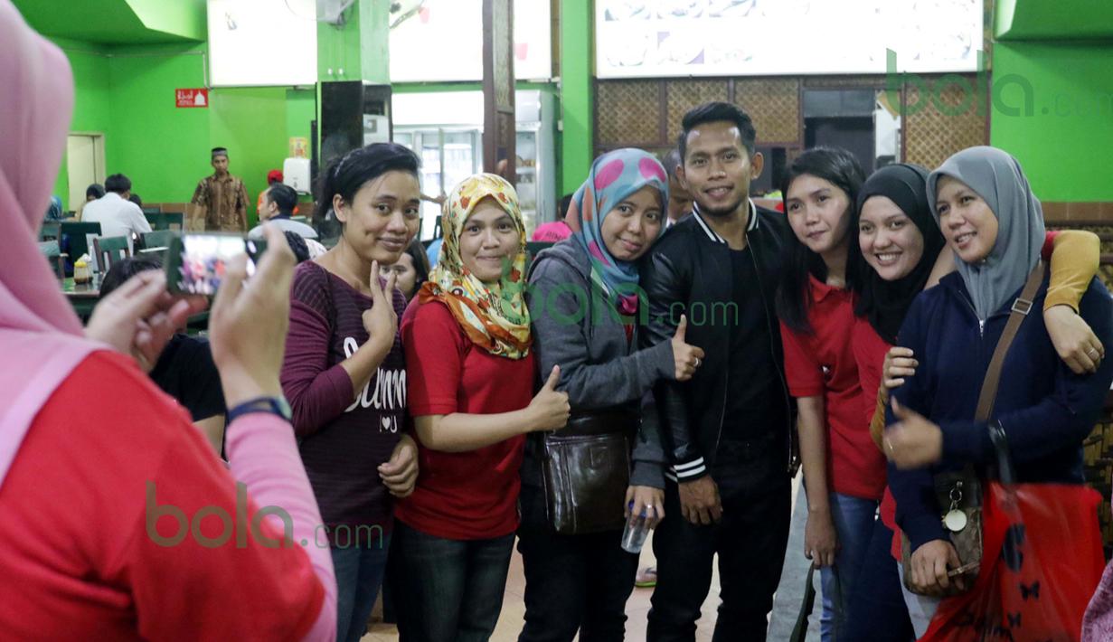 Andik Vermansah adalah selebriti di Malaysia sehingga pengunjung sebuah rumah makan pun mengajak berfoto di Selangor, Malaysia, Rabu (27/01/2016). (Bola.com/Nicklas Hanoatubun)