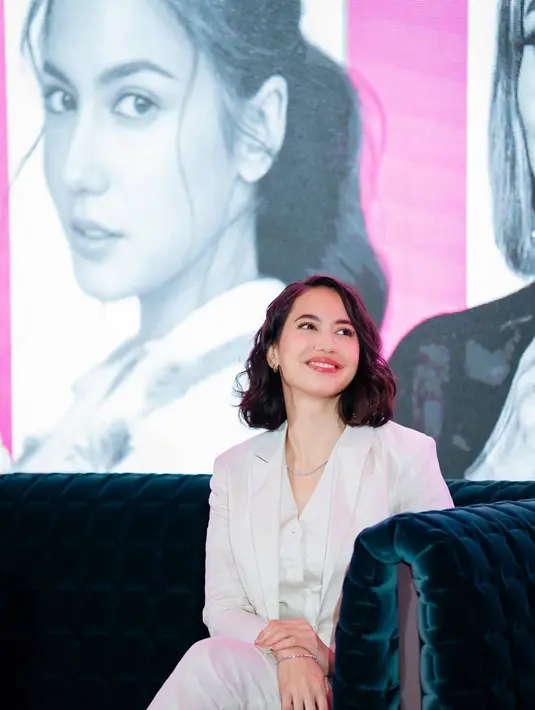 Gaya rambut pendek, beberapa waktu belakangan memang cukup populer di kalangan selebriti wanita. Banyak para seleb yang memiliki rambut panjang kini mencukurnya sampai leher. Pasalnya gara rambut pendek terlihat lebih fresh dan tampak makin muda. (Liputan6.com/IG/@pevpearce)